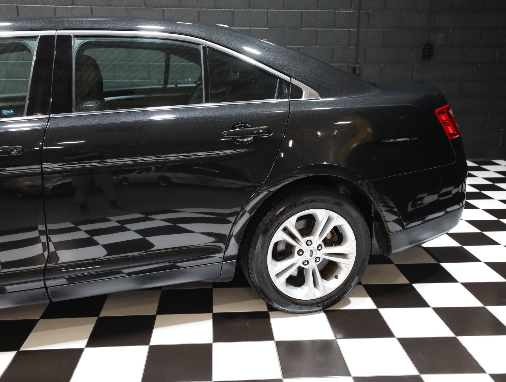 Used 2013 Ford Taurus SEL FWD image 25