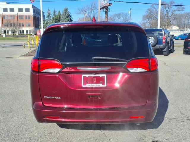 Used 2017 Chrysler Pacifica Touring image 6