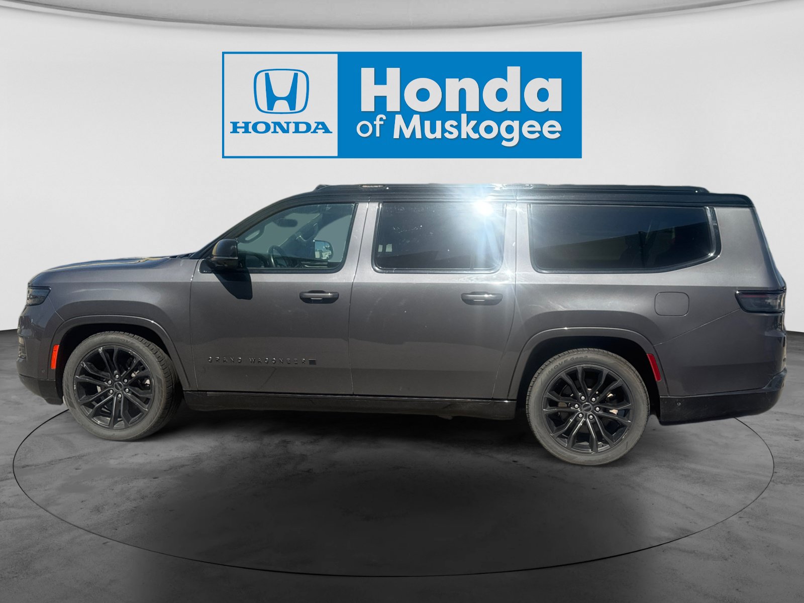 Used 2024 Jeep Grand Wagoneer L Series II w/ Quick Order Packagew 28T AWD/4WD image 8