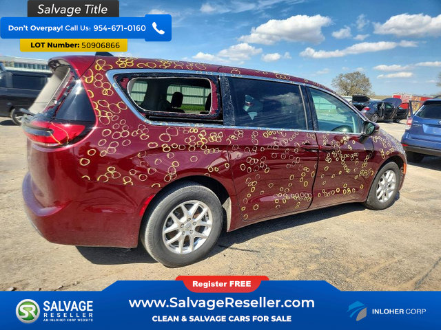 Used 2023 Chrysler Pacifica Touring-L FWD image 4
