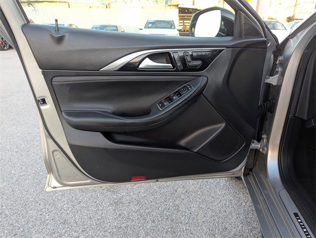 Used 2019 INFINITI QX30 image 17