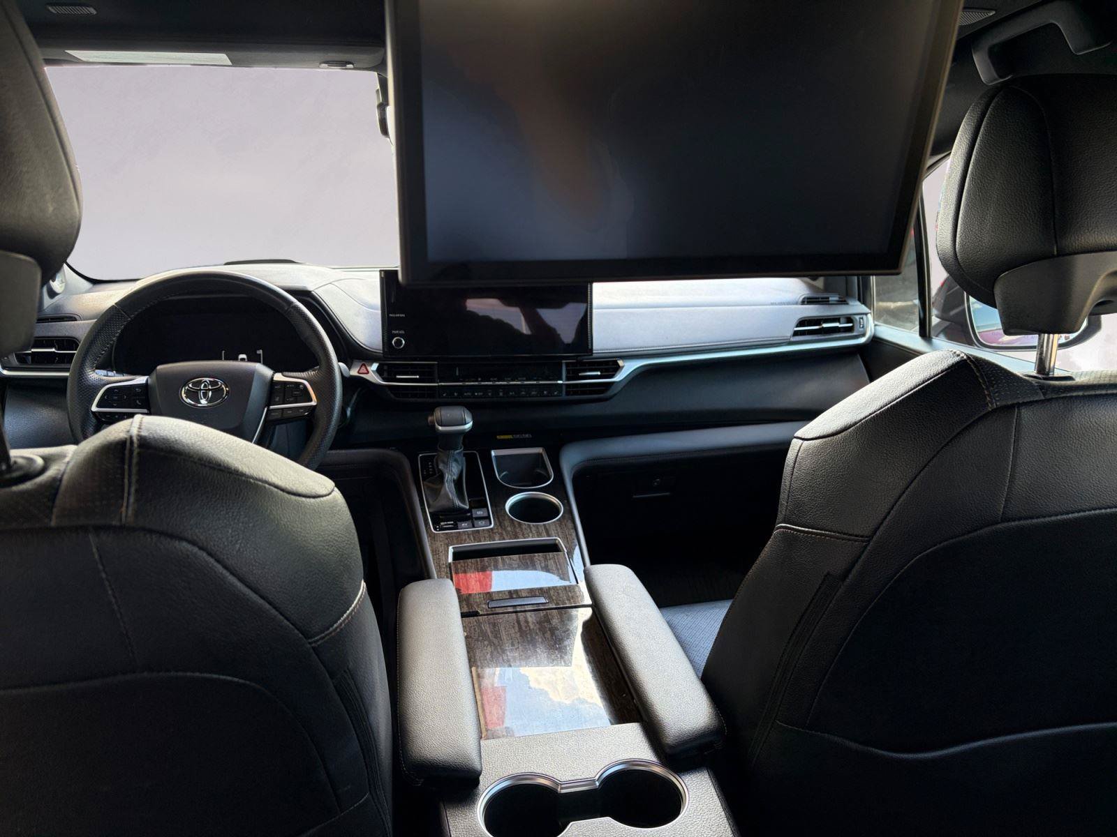 Used 2025 Toyota Sienna Platinum FWD image 10