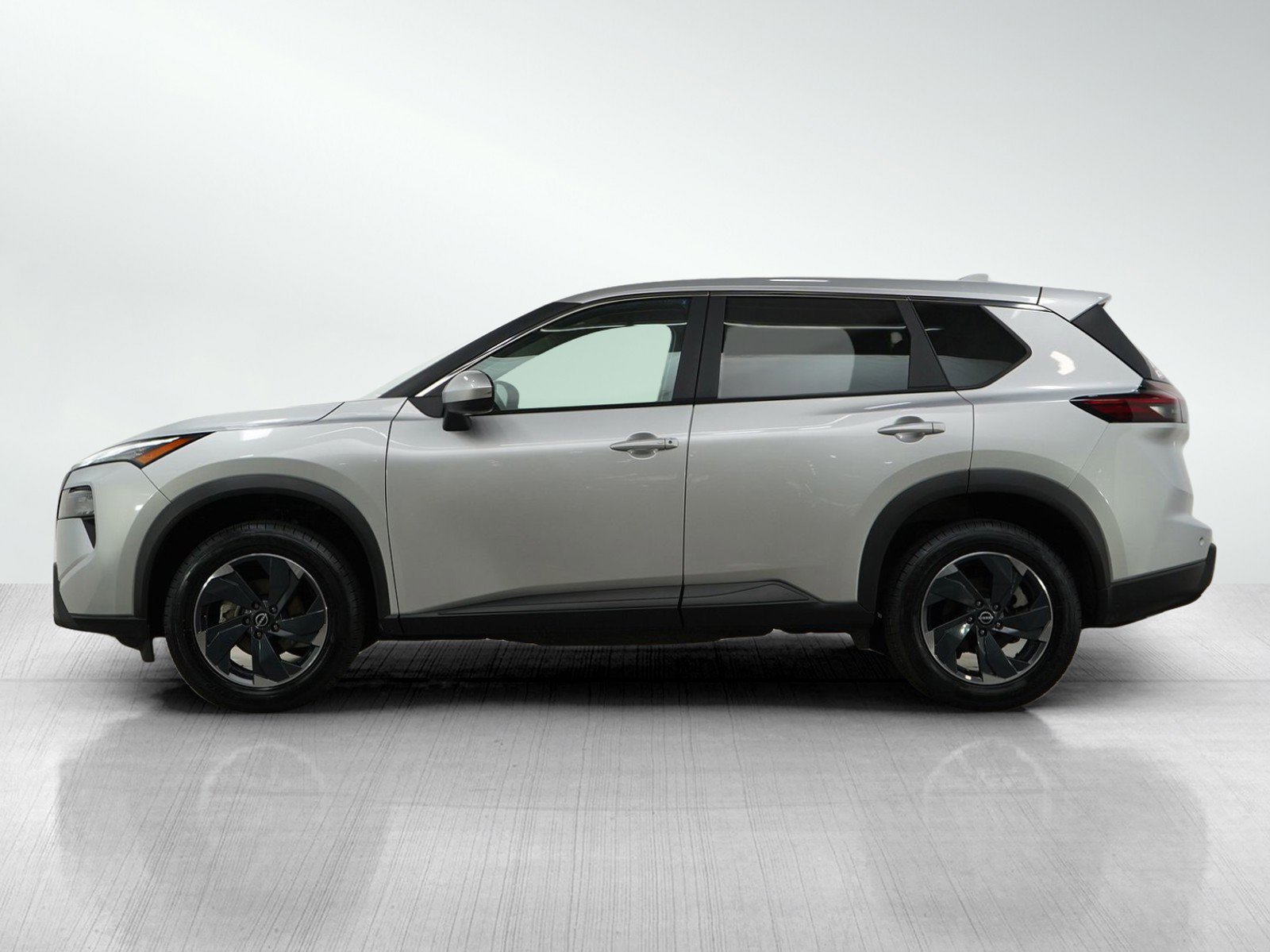 Used 2024 Nissan Rogue SV image 2