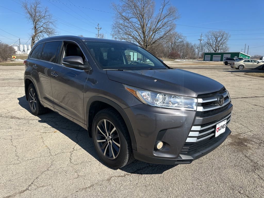 Used 2017 Toyota Highlander XLE image 2