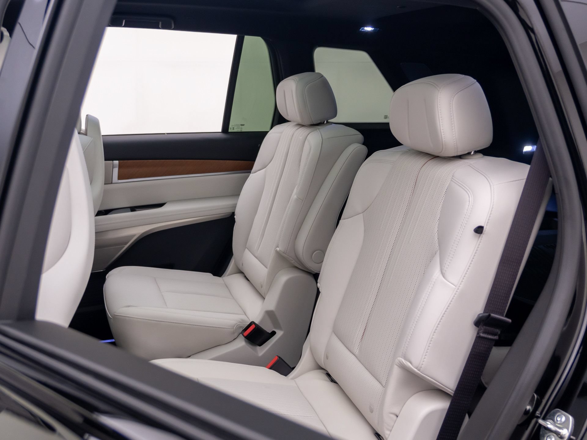 New 2027 Cadillac Vistiq Sport w/ LPO, Floor Liner Package AWD/4WD image 16