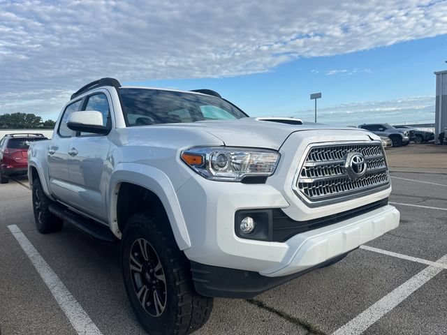 Used 2017 Toyota Tacoma SR5 AWD/4WD image 3