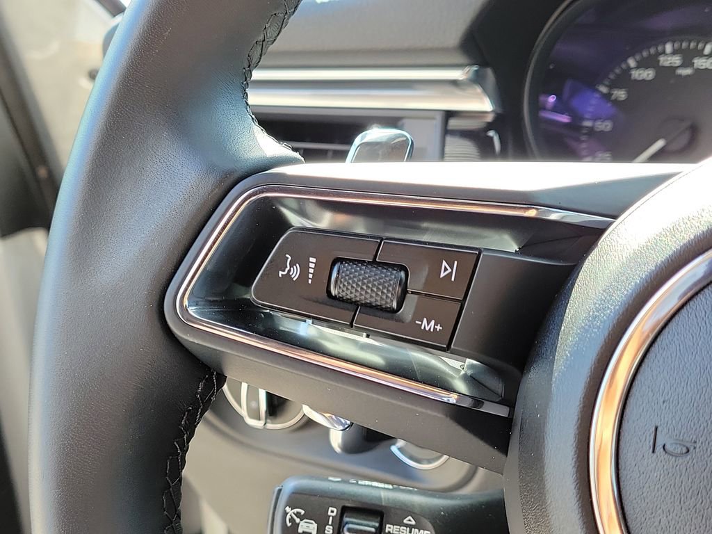 Certified 2025 Porsche Macan image 36