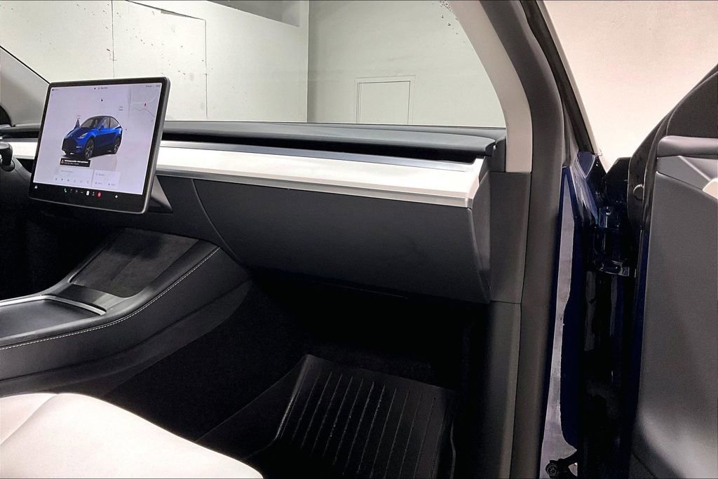 Used 2024 Tesla Model Y Long Range AWD/4WD image 19