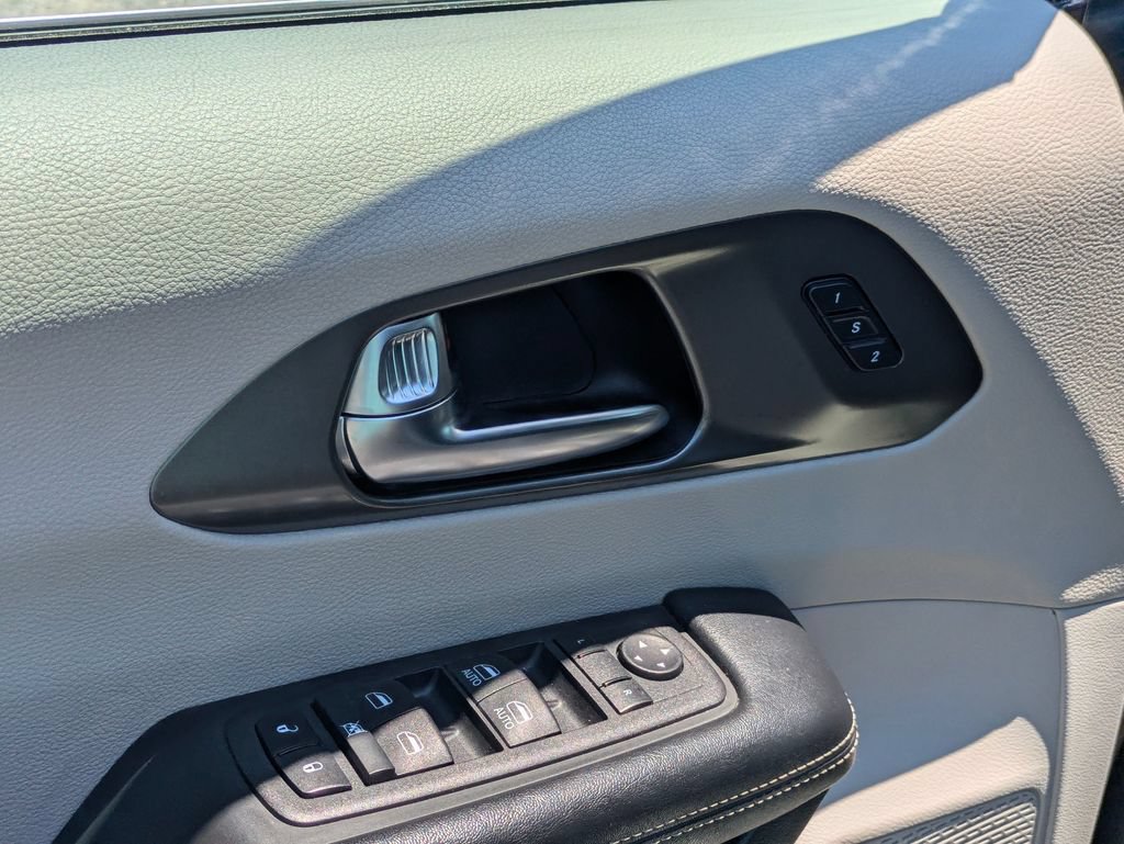 Used 2023 Chrysler Pacifica Touring-L FWD image 12