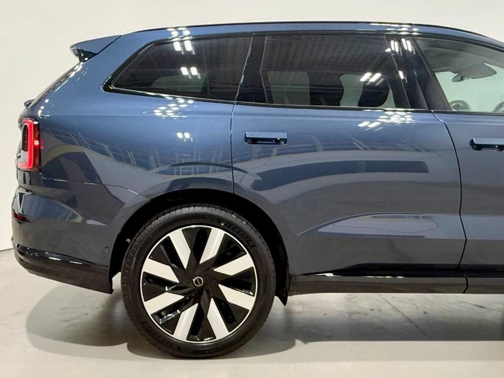 Used 2025 Volvo EX90 Ultra AWD/4WD image 10