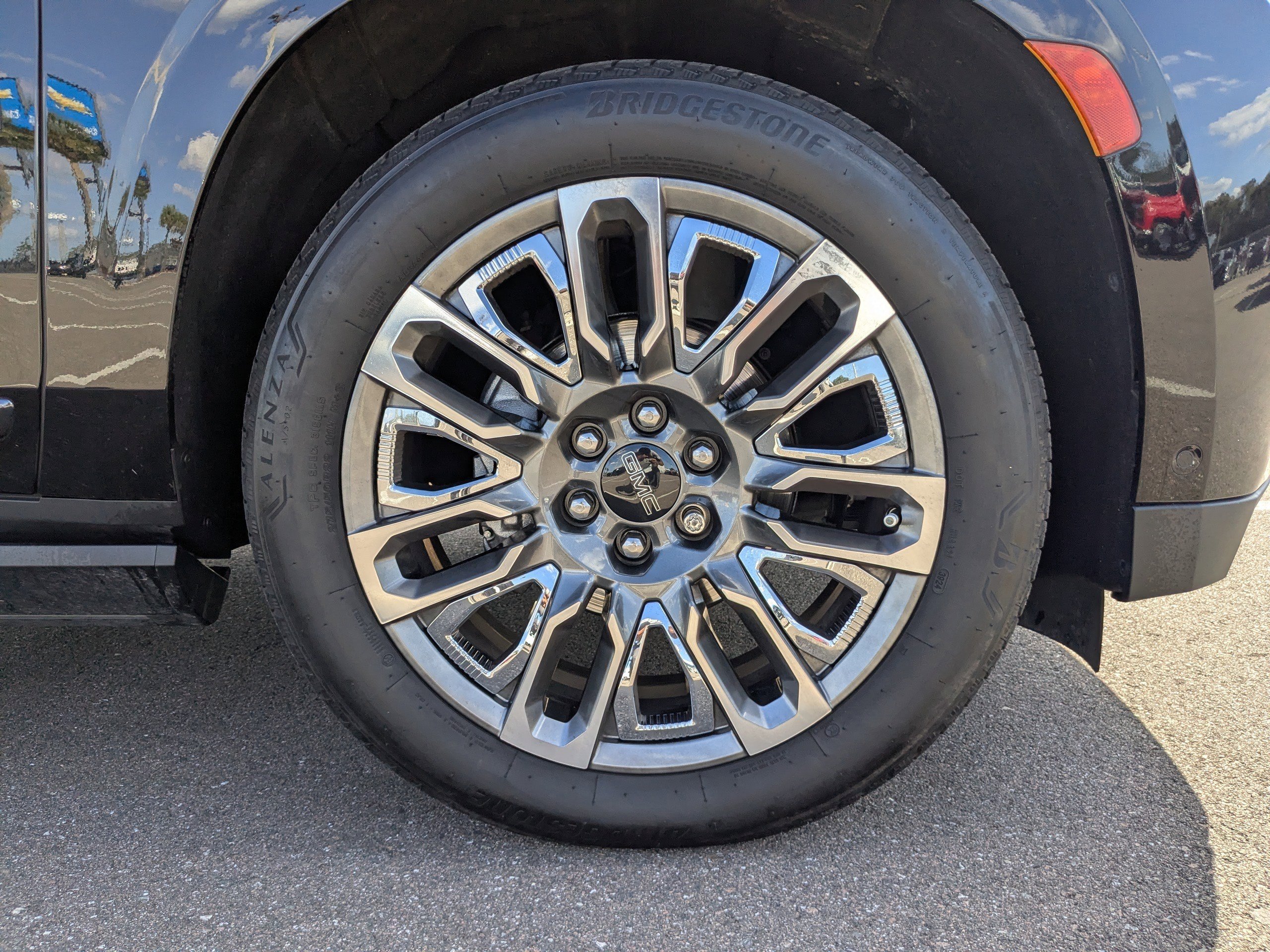 Used 2023 GMC Yukon XL Denali Ultimate image 9