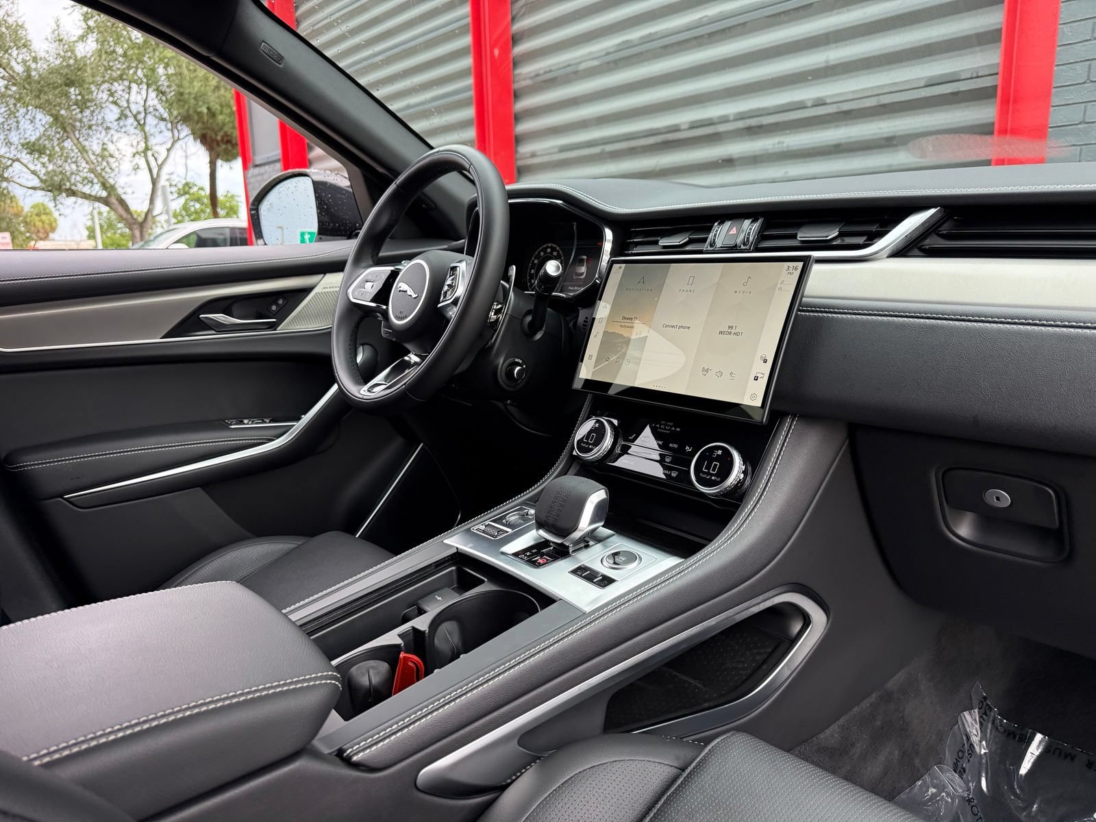 Used 2026 Jaguar F-PACE R-Dynamic S AWD/4WD image 31