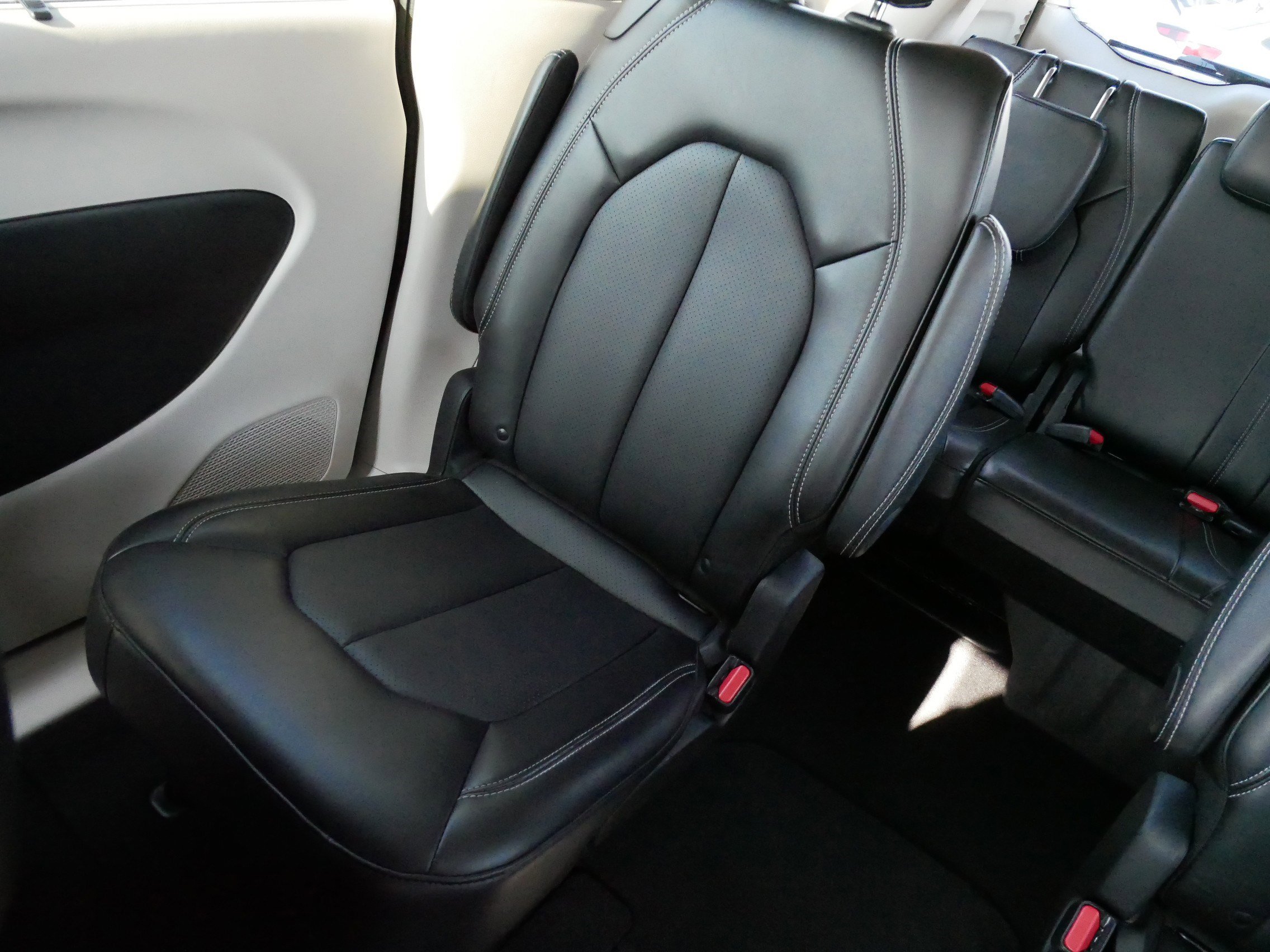 Used 2024 Chrysler Pacifica Touring-L image 12