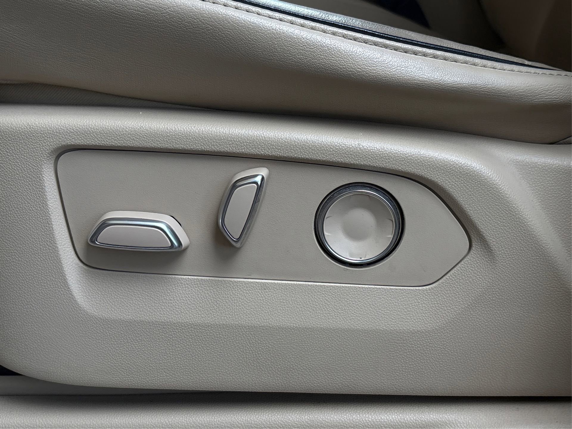 Used 2021 Cadillac Escalade ESV Premium Luxury image 31