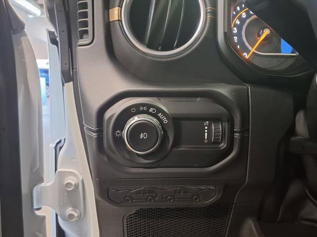 Used 2025 Jeep Wrangler Sahara image 14