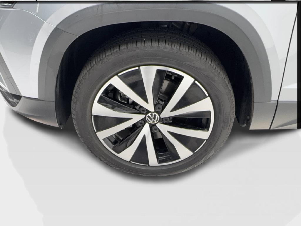 Used 2023 Volkswagen Taos SE w/ Panoramic Sunroof Package FWD image 15