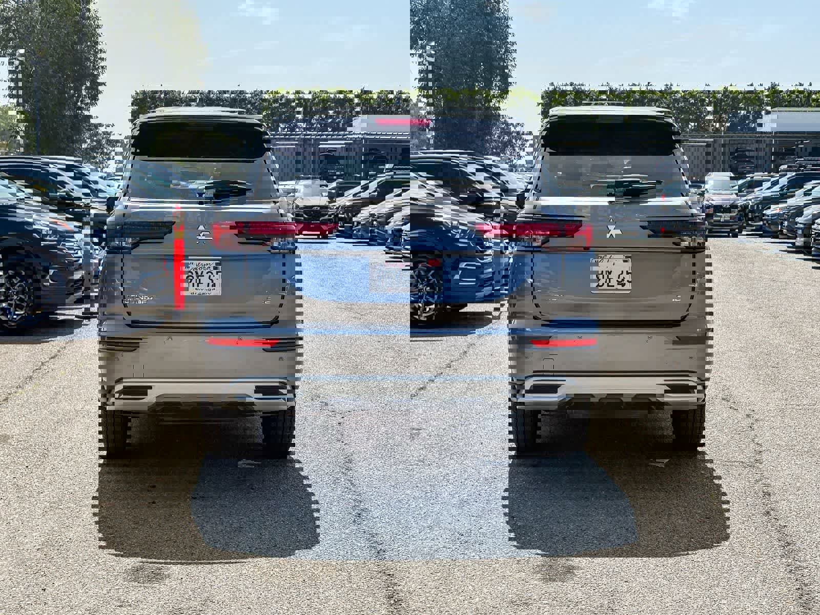 Used 2022 Mitsubishi Outlander SE image 3