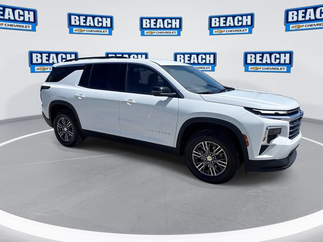 Used 2025 Chevrolet Traverse LT FWD image 2