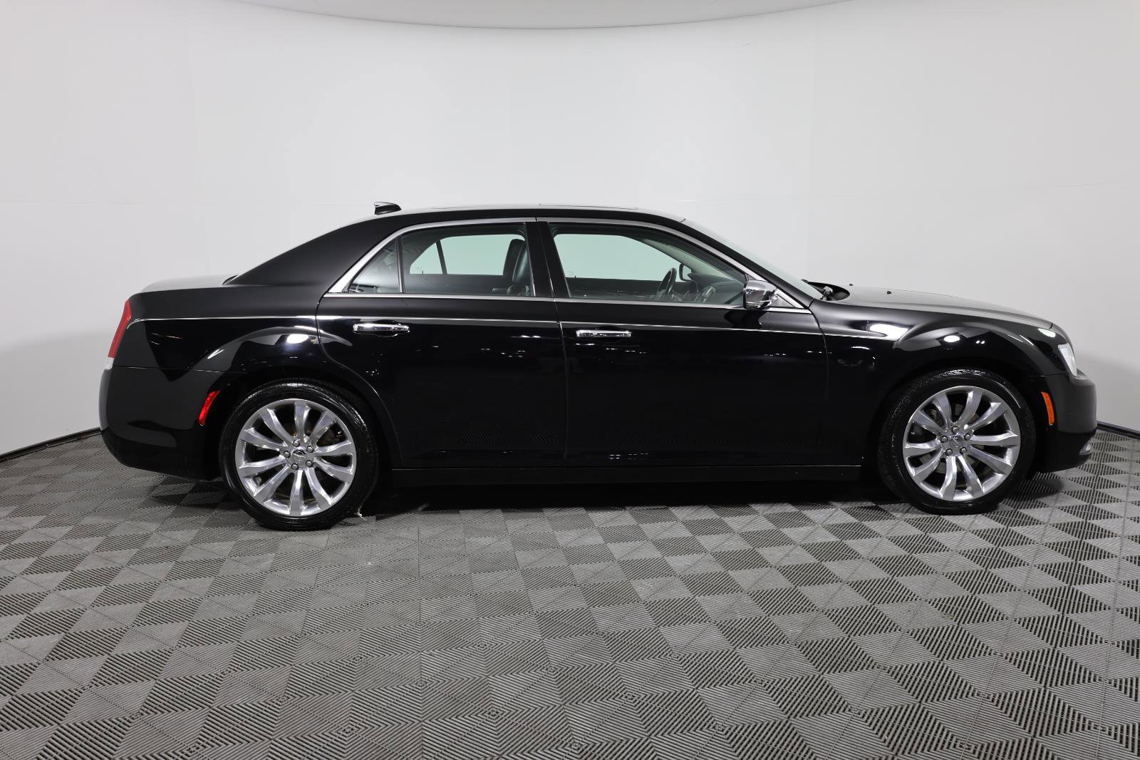 Used 2017 Chrysler 300 C w/ Safetytec Plus Group RWD image 4