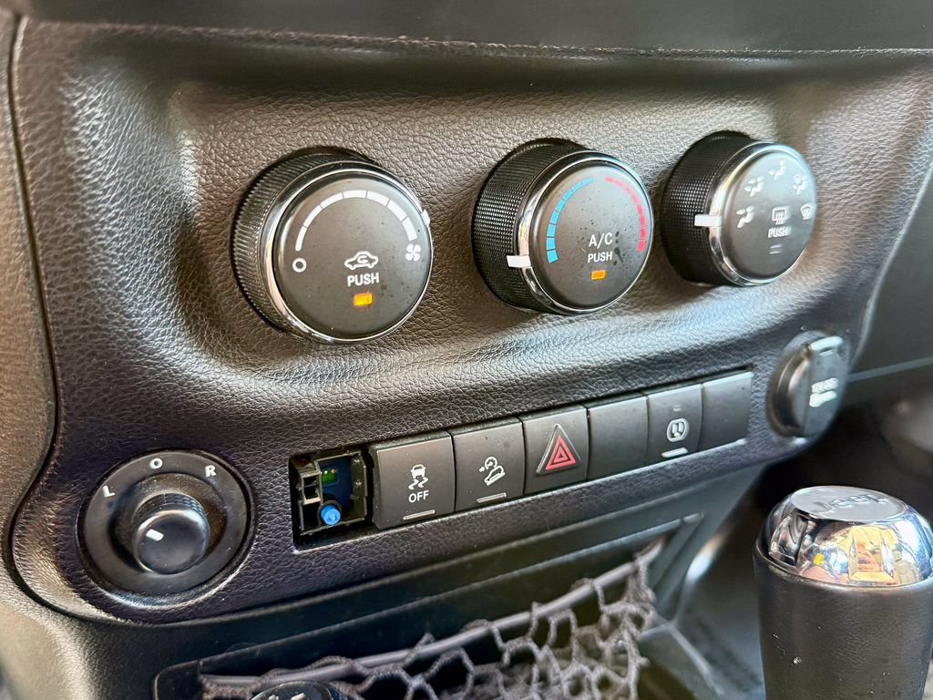 Used 2017 Jeep Wrangler Unlimited Sahara AWD/4WD image 29