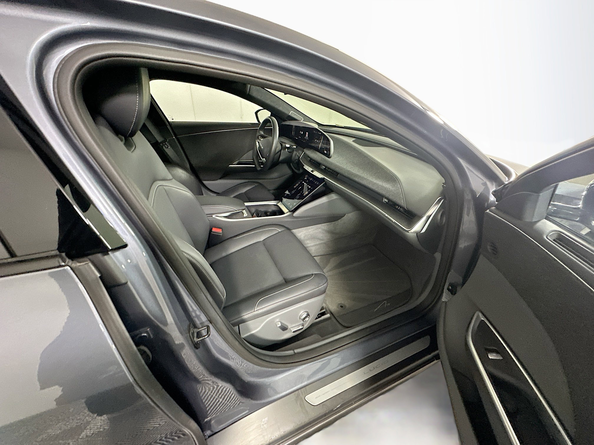 Used 2024 Lucid Air Pure image 31