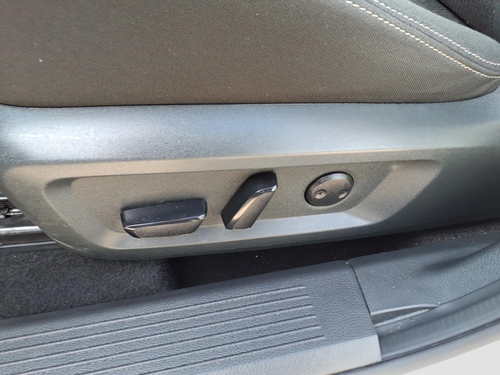 Used 2025 Nissan Rogue SV AWD/4WD image 16