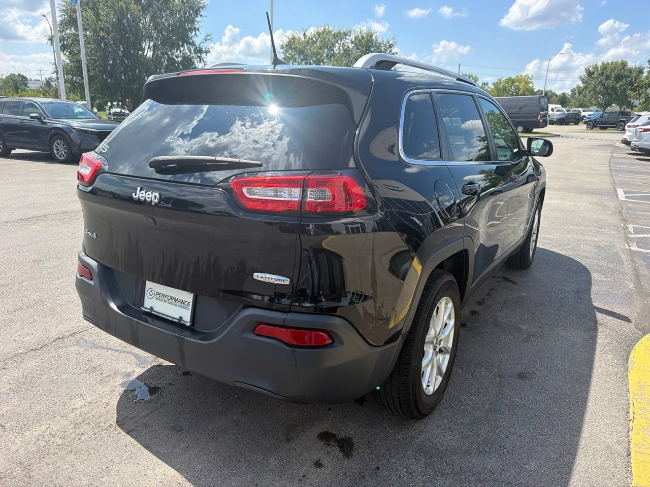 Used 2018 Jeep Cherokee Latitude Plus AWD/4WD image 9