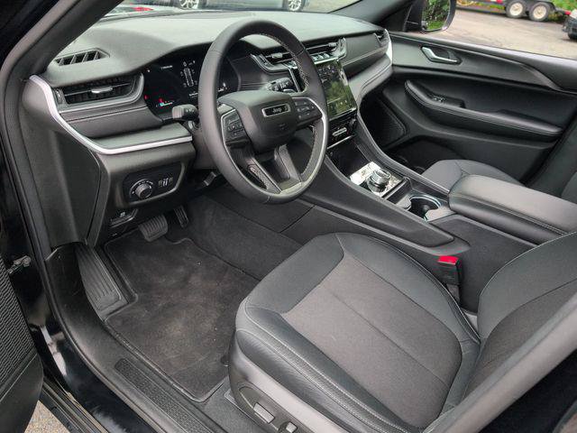 Certified 2024 Jeep Grand Cherokee Laredo RWD image 10