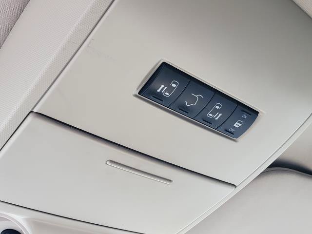 Used 2014 Chrysler Town & Country Touring FWD image 17