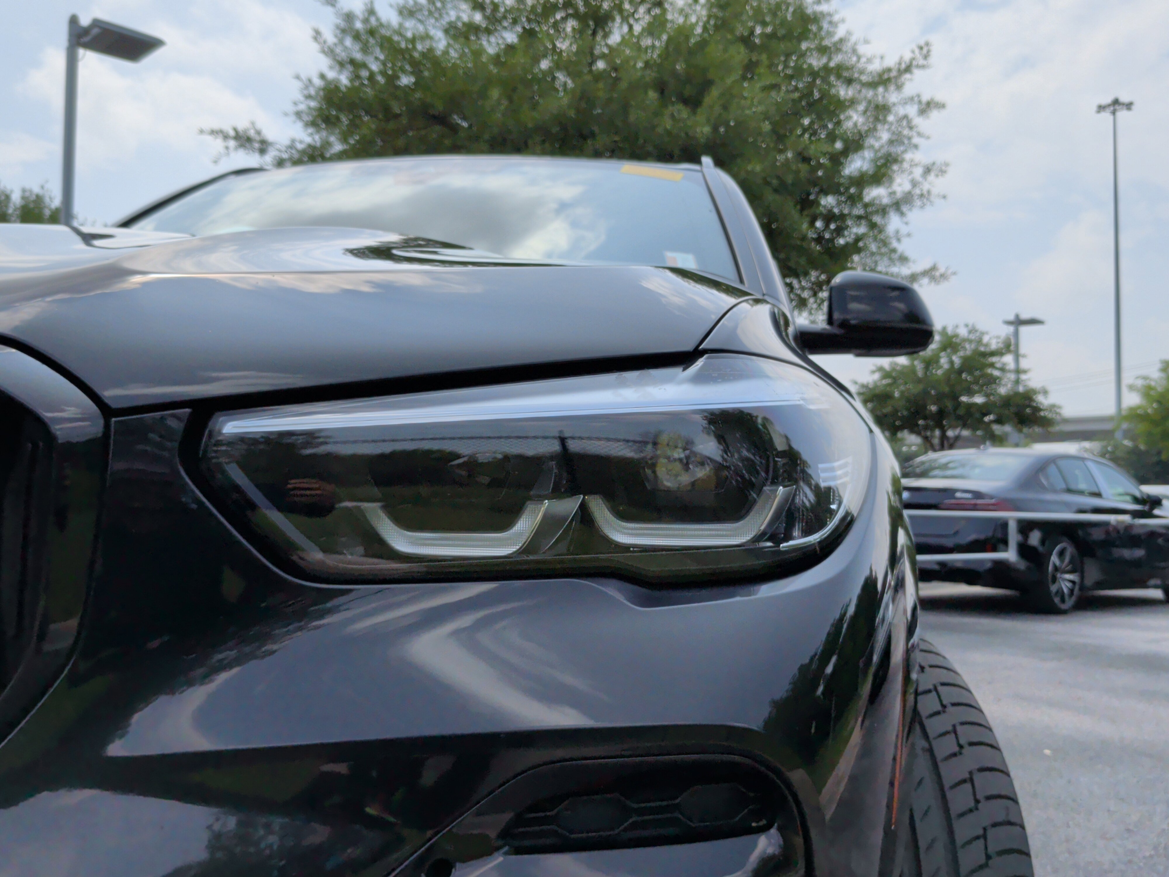 Used 2022 BMW X5 xDrive40i w/ M Sport Package AWD/4WD image 3