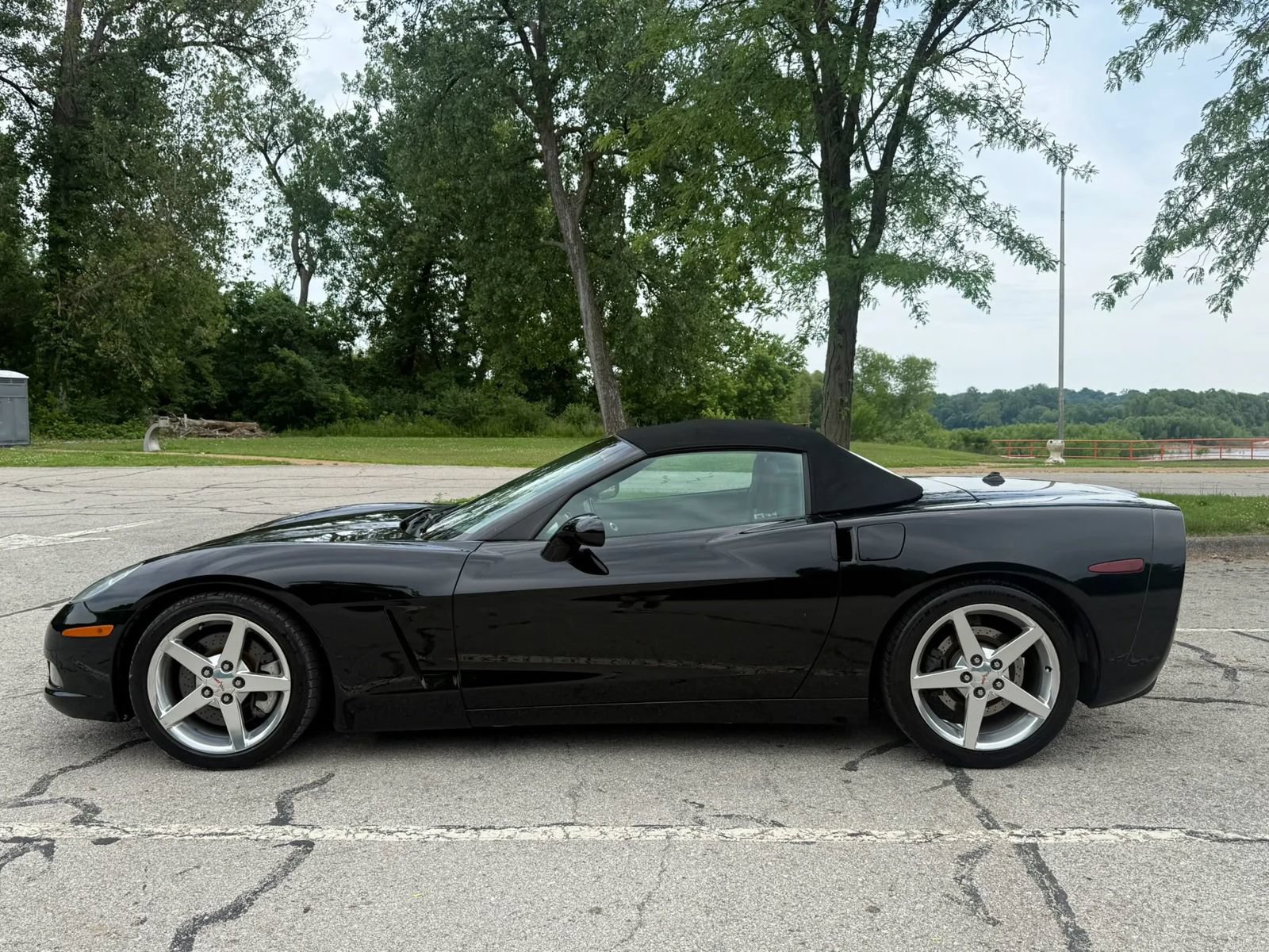 Used 2005 Chevrolet Corvette Convertible w/ Preferred Equipment Group RWD image 8