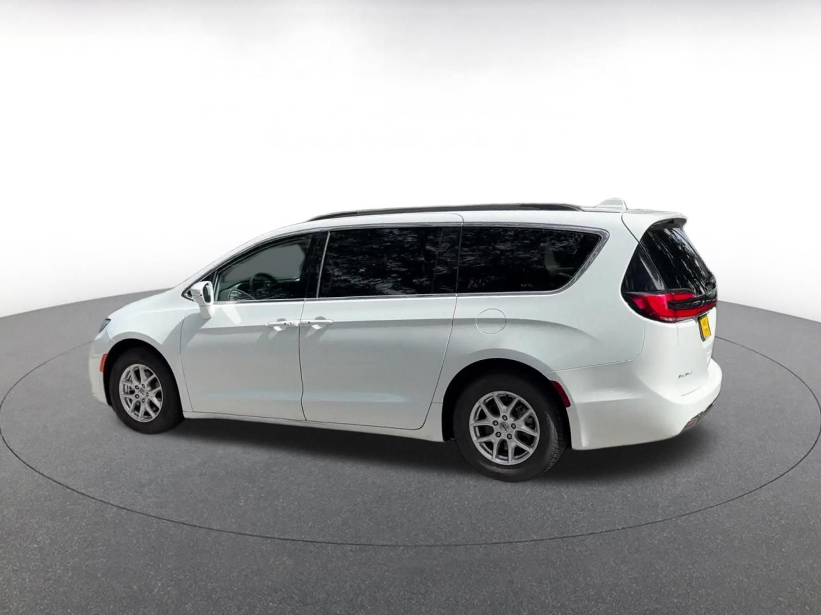 Used 2022 Chrysler Pacifica Touring-L FWD image 10