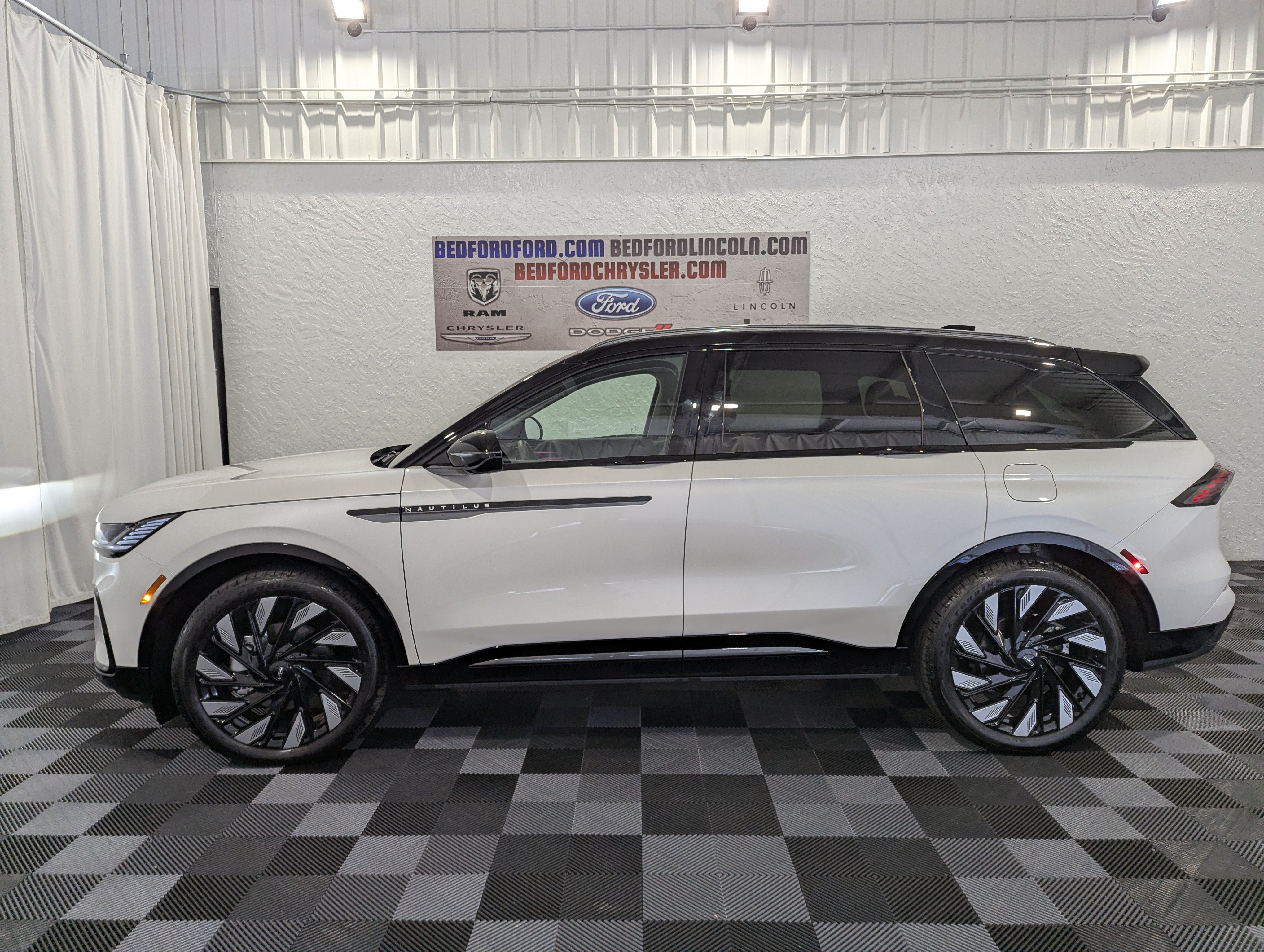 Used 2026 Lincoln Nautilus Reserve AWD/4WD image 2