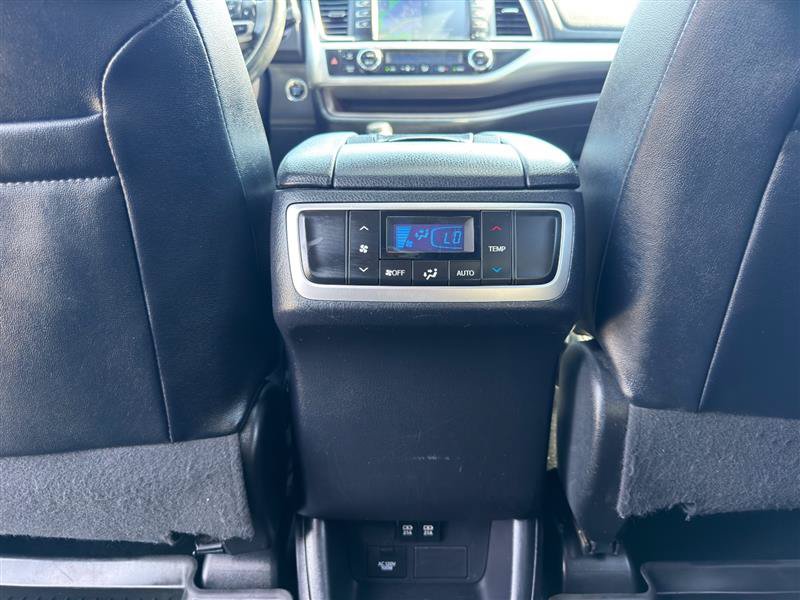 Used 2019 Toyota Highlander XLE AWD/4WD image 23