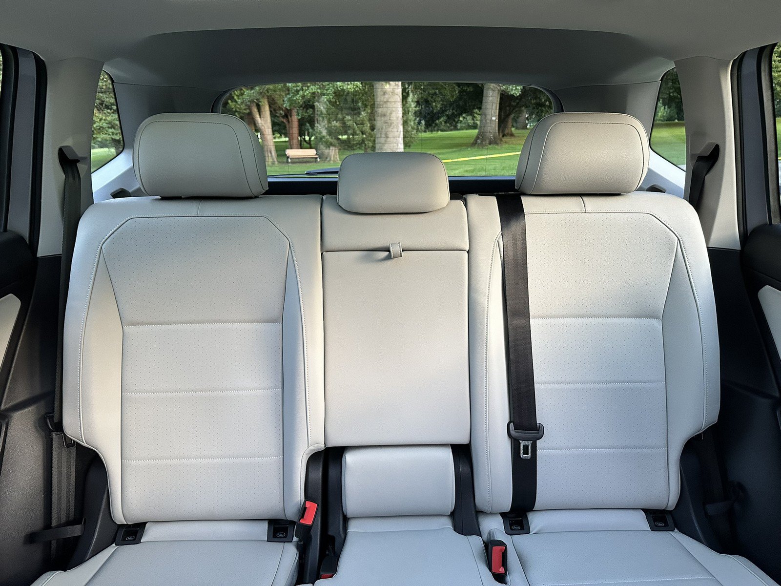 Used 2020 Volkswagen Tiguan SEL AWD/4WD image 18