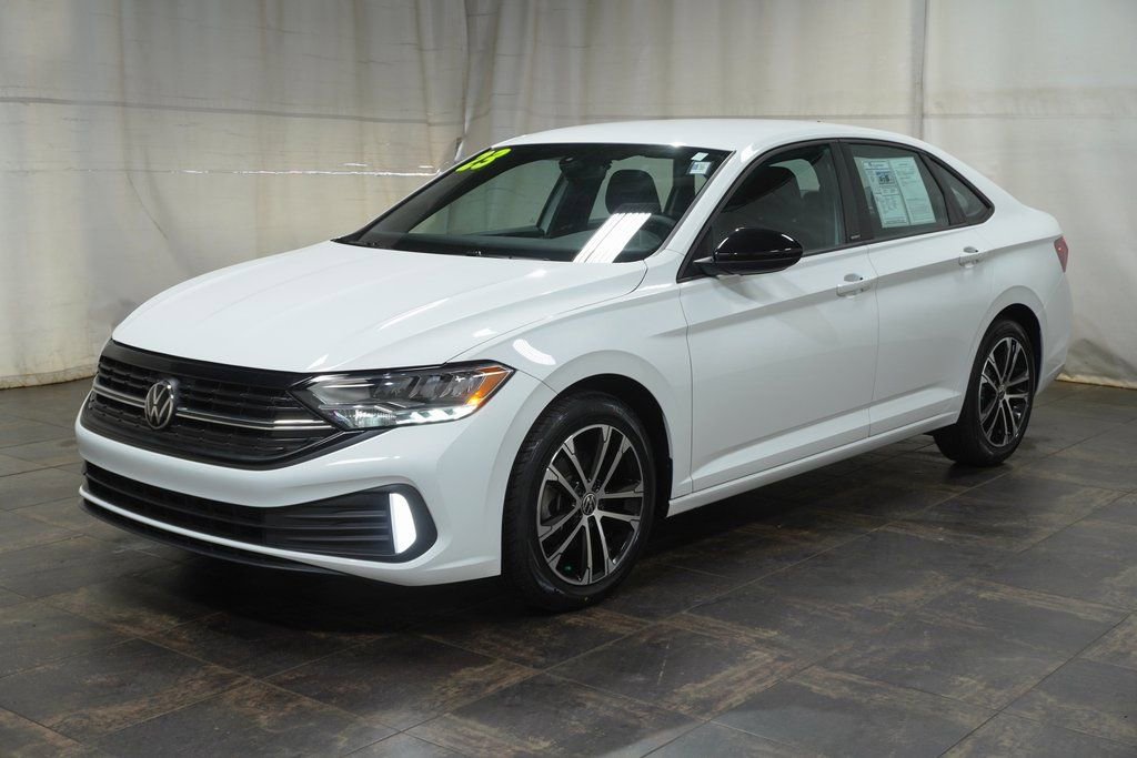 Used 2023 Volkswagen Jetta Sport image 2