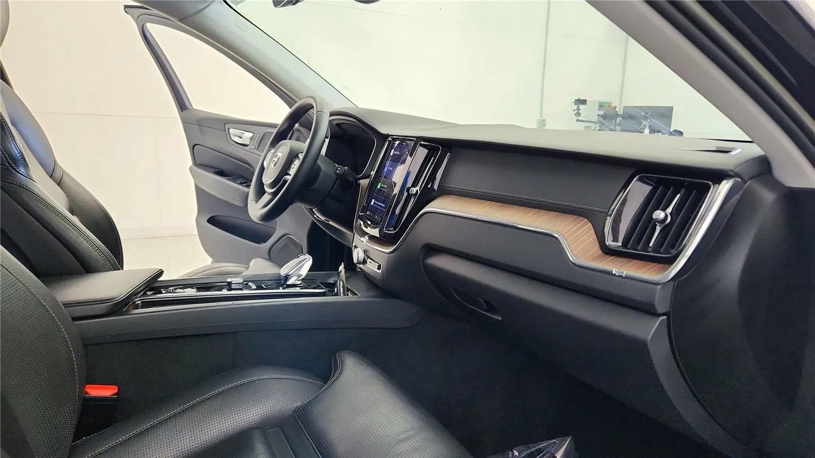 Used 2023 Volvo XC60 B5 Ultimate w/ Climate Package image 37