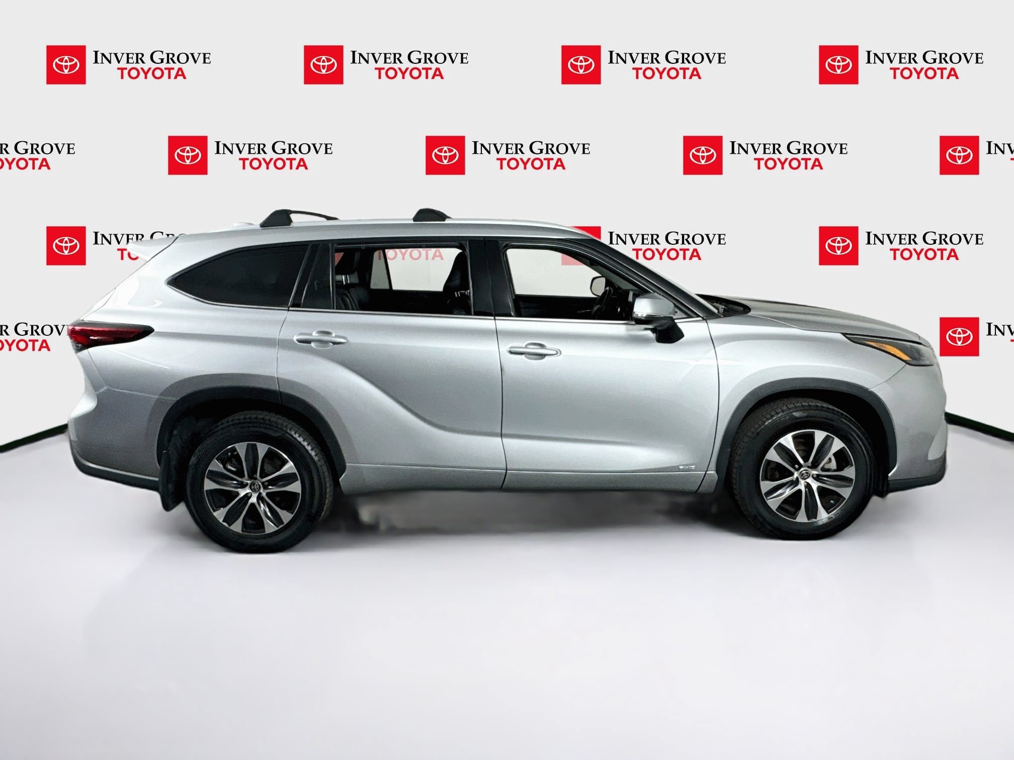 Used 2022 Toyota Highlander XLE AWD/4WD image 4