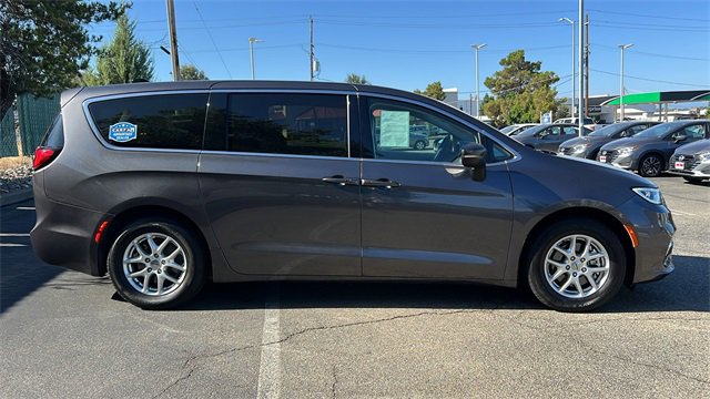 Used 2023 Chrysler Pacifica Touring-L image 3
