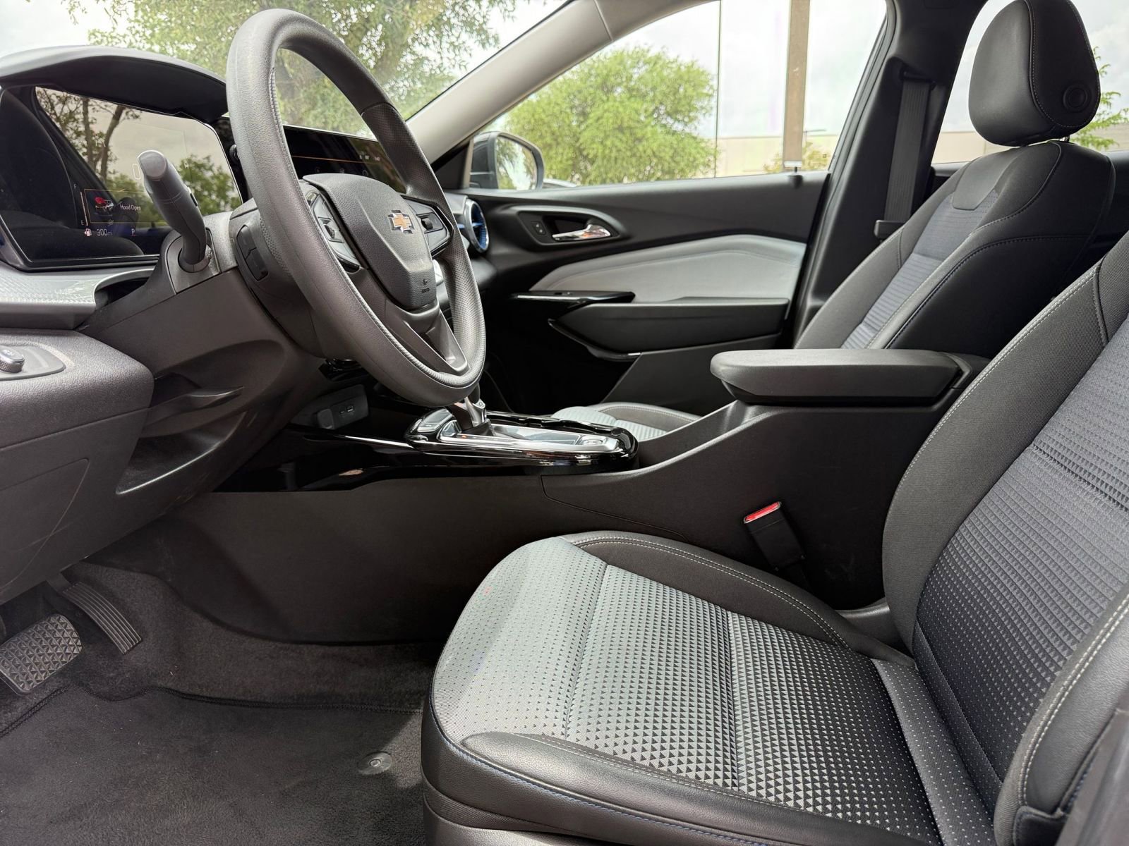 Used 2025 Chevrolet Trax LT FWD image 27