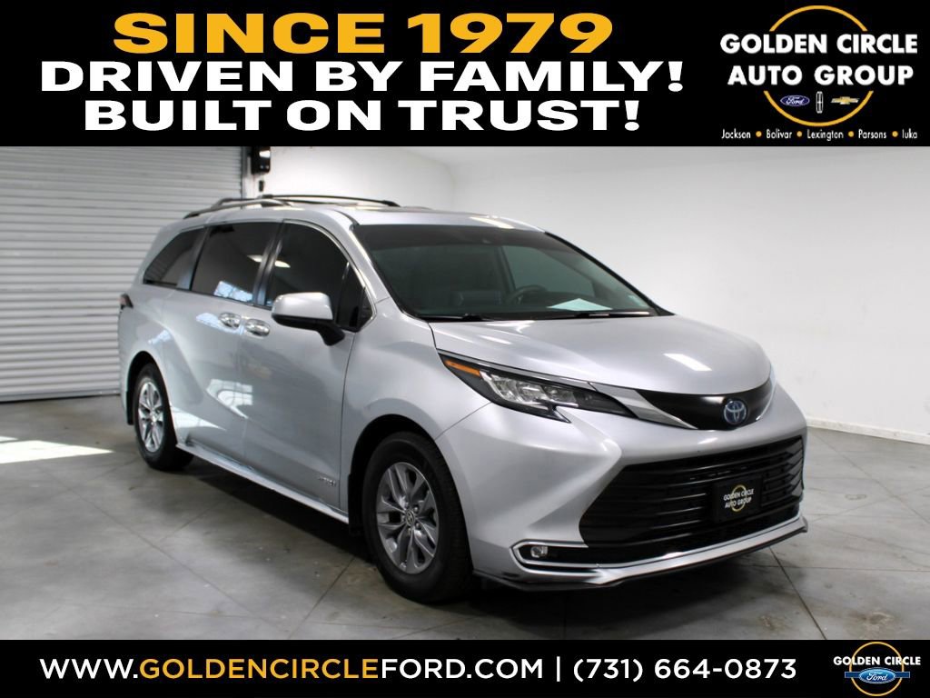 Used 2021 Toyota Sienna XLE image 1