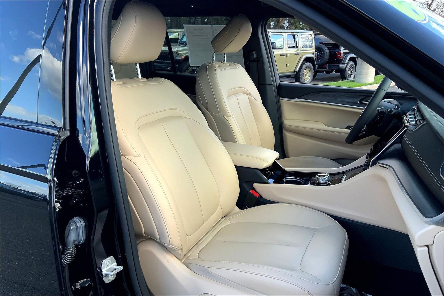 Certified 2023 Jeep Grand Cherokee Limited image 7