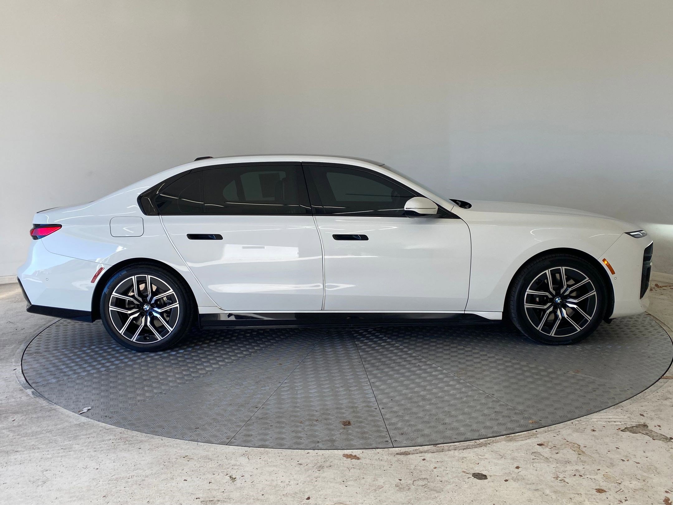 Certified 2024 BMW 750e xDrive image 7