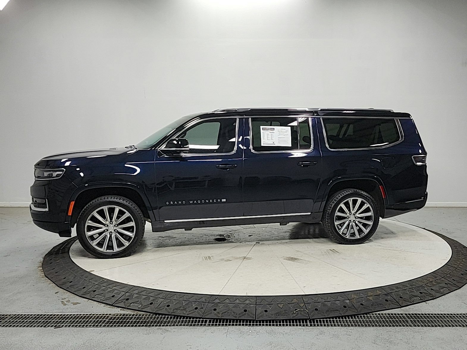 Used 2023 Jeep Grand Wagoneer L Series II AWD/4WD image 4
