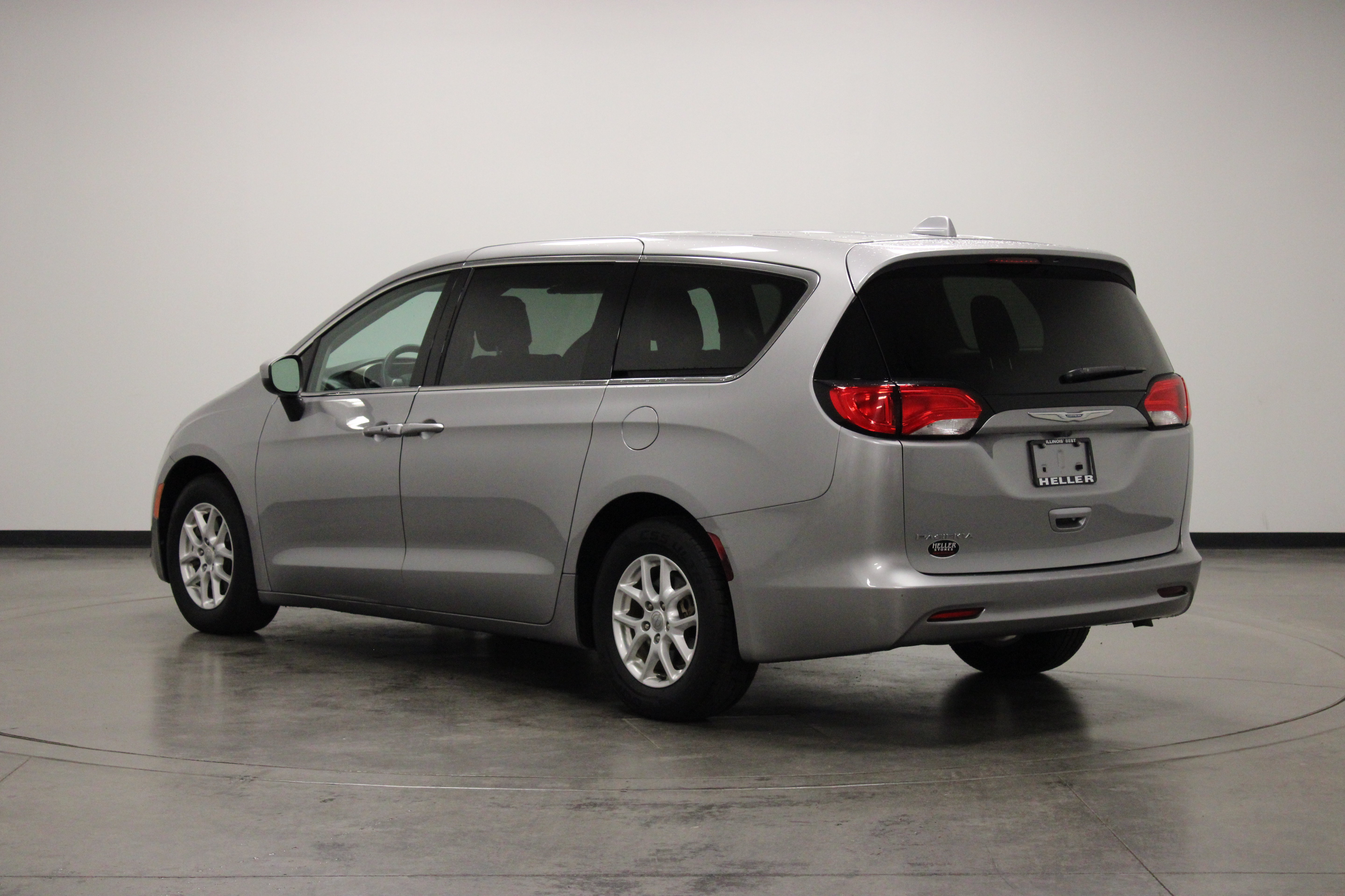 Used 2017 Chrysler Pacifica LX FWD image 6