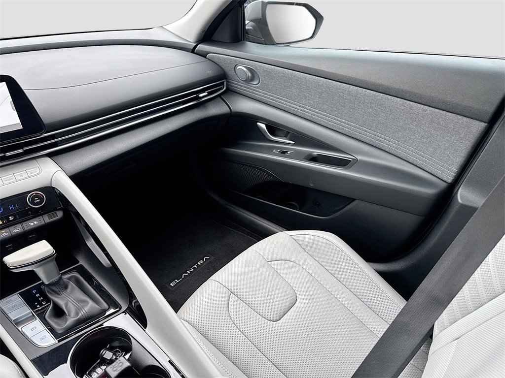 Used 2023 Hyundai Elantra Limited image 25