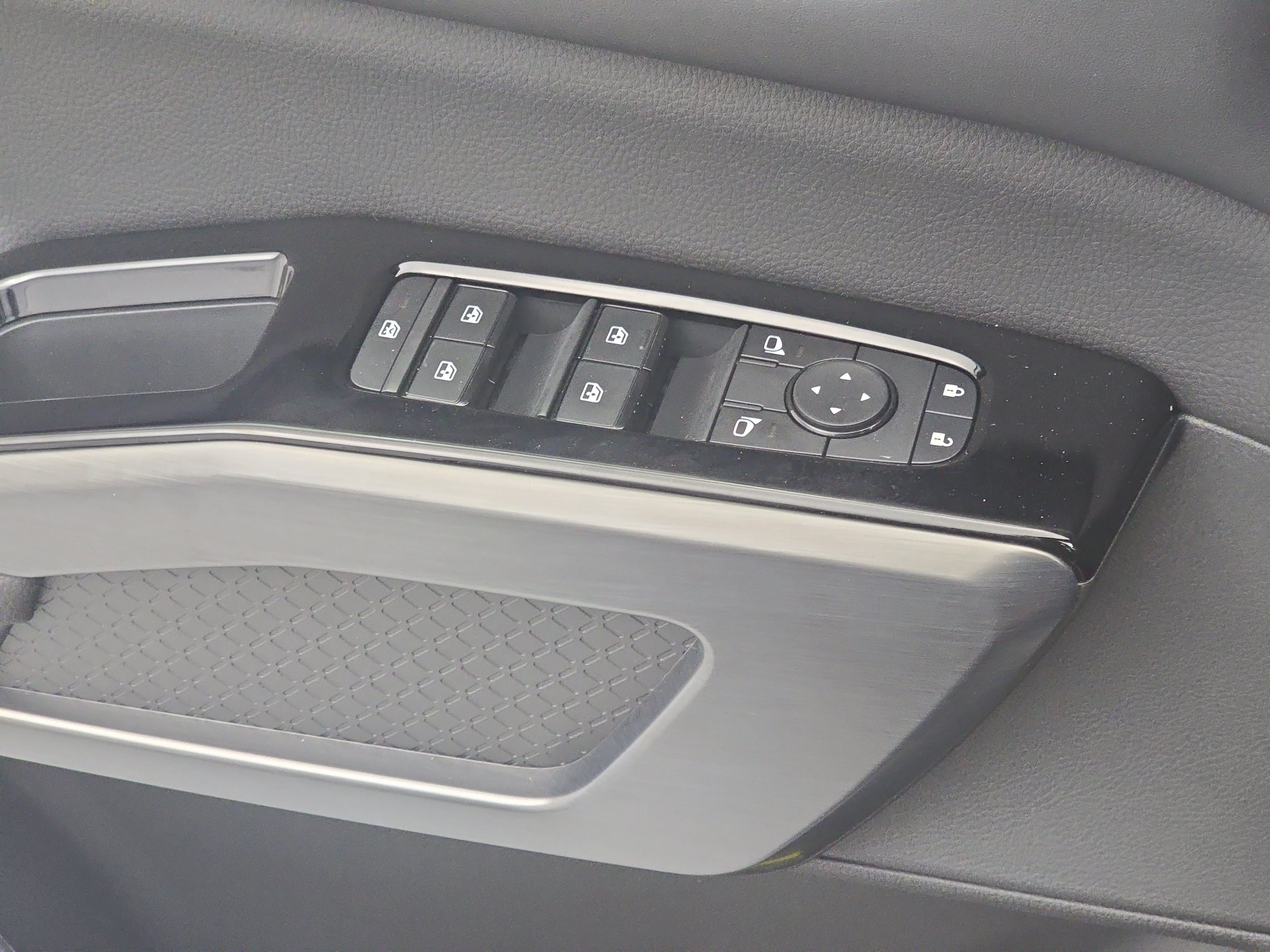 New 2026 Nissan Pathfinder SL FWD image 30