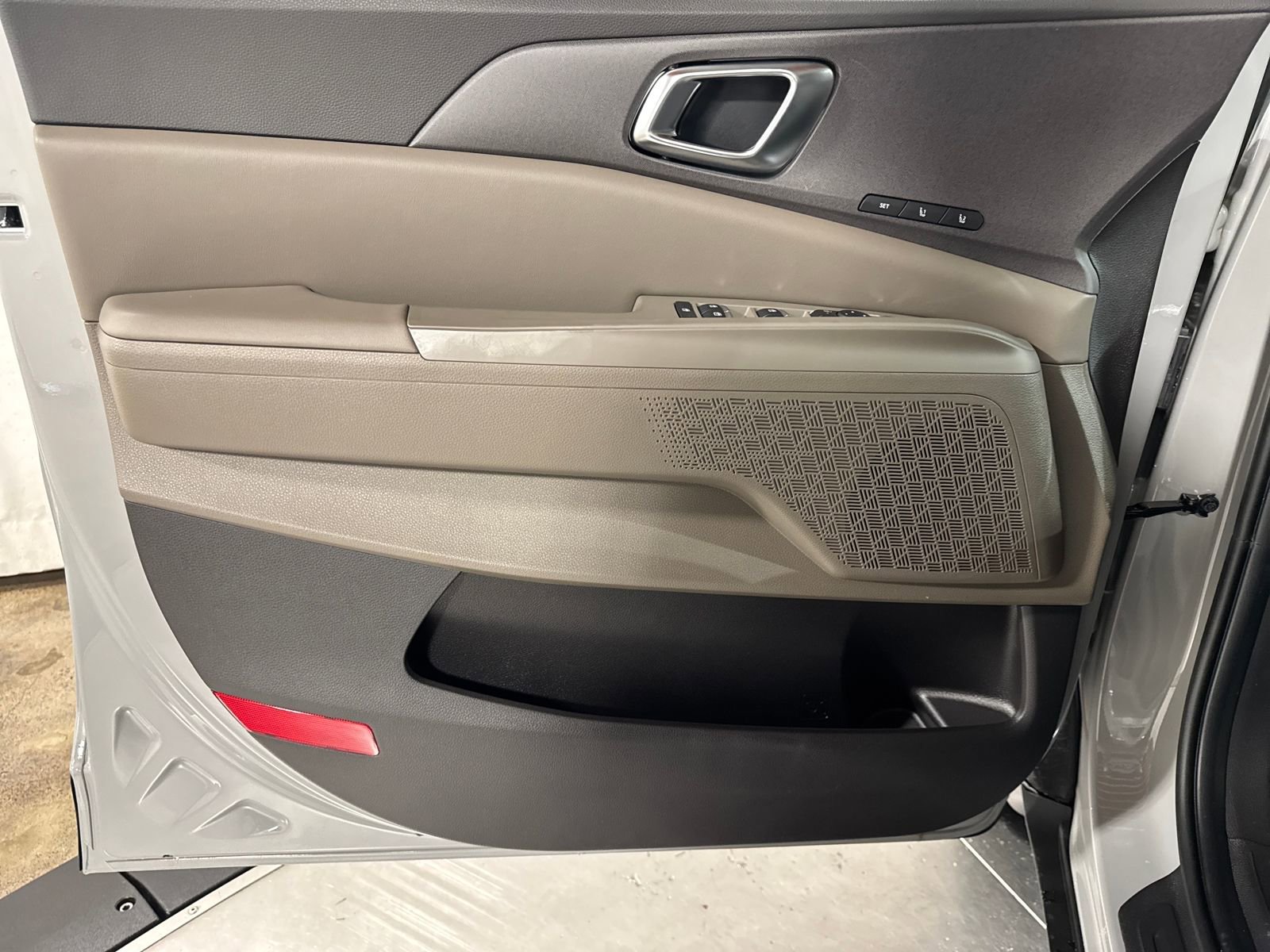 New 2026 Kia Carnival EX FWD image 24