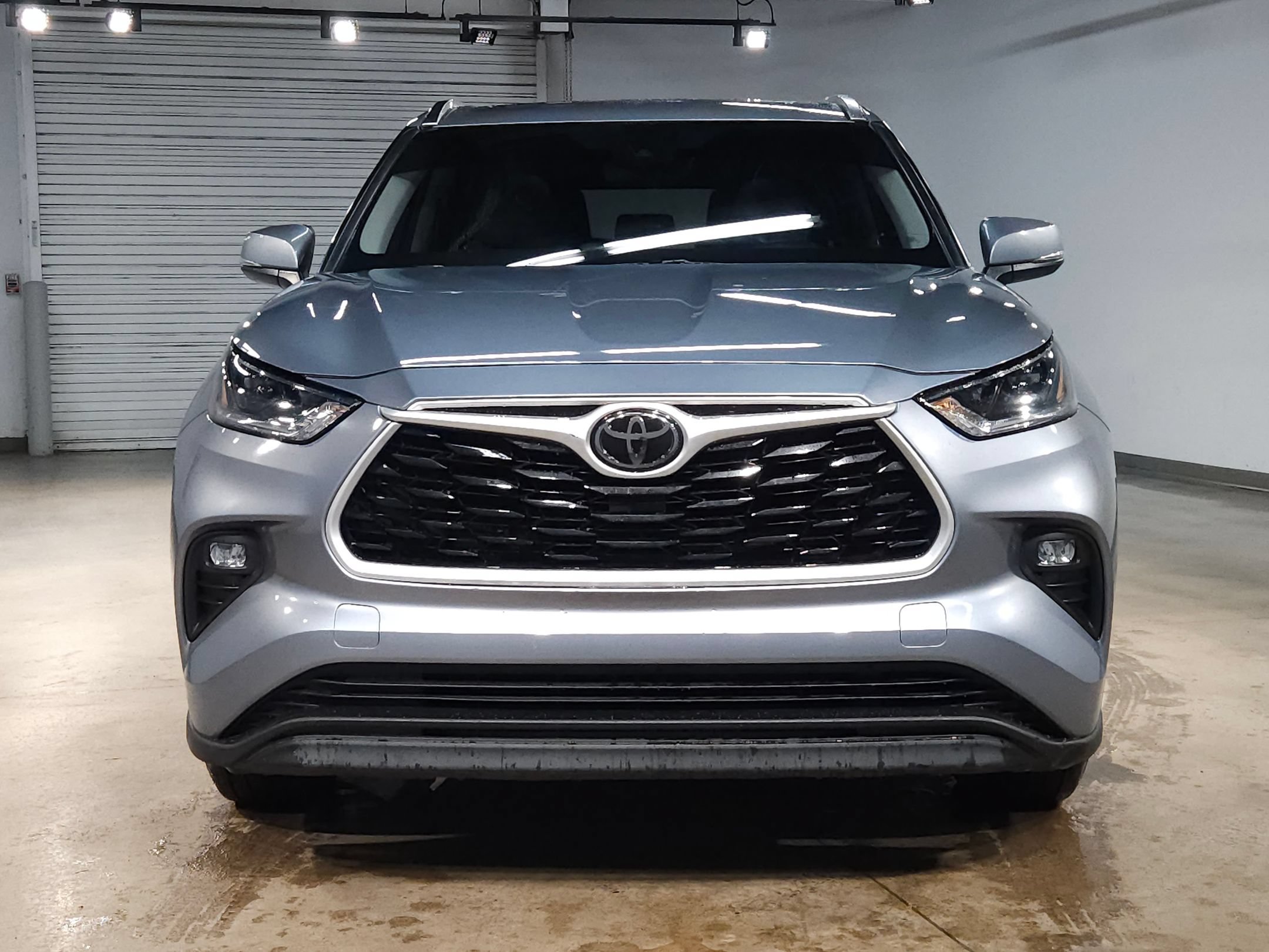 Used 2021 Toyota Highlander XLE FWD image 2