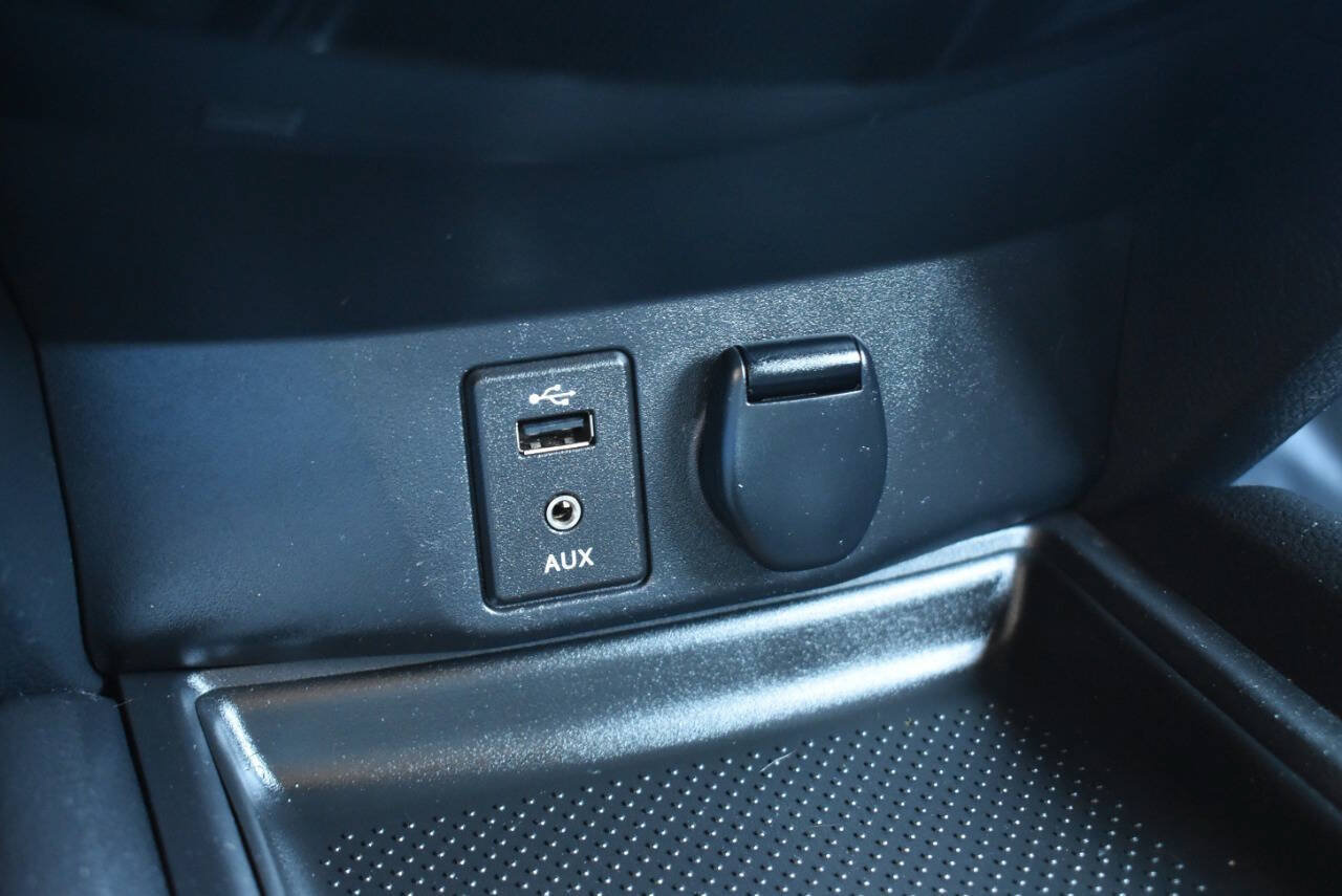 Used 2015 Nissan Rogue SV AWD/4WD image 24
